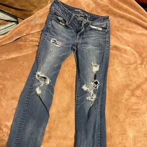 Size 6 women’s American eagle skinny jeans distressed holey